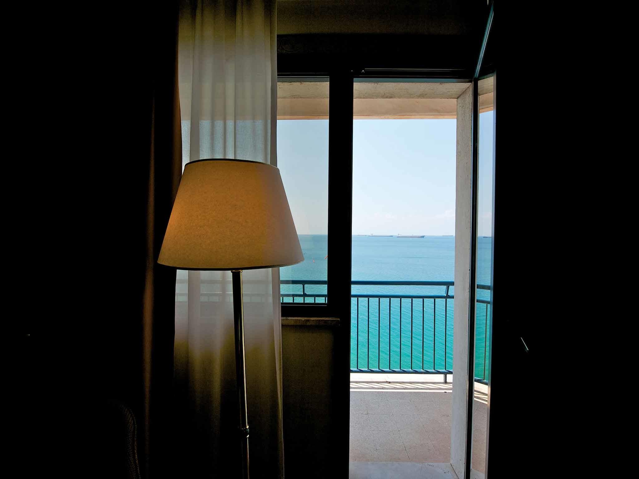 Hotel Delfino Taranto Exterior foto